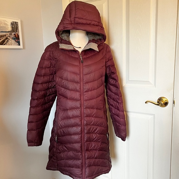 L. L. Bean Women's Ultralight 850 Down Hooded Coat - Picture 4 of 14